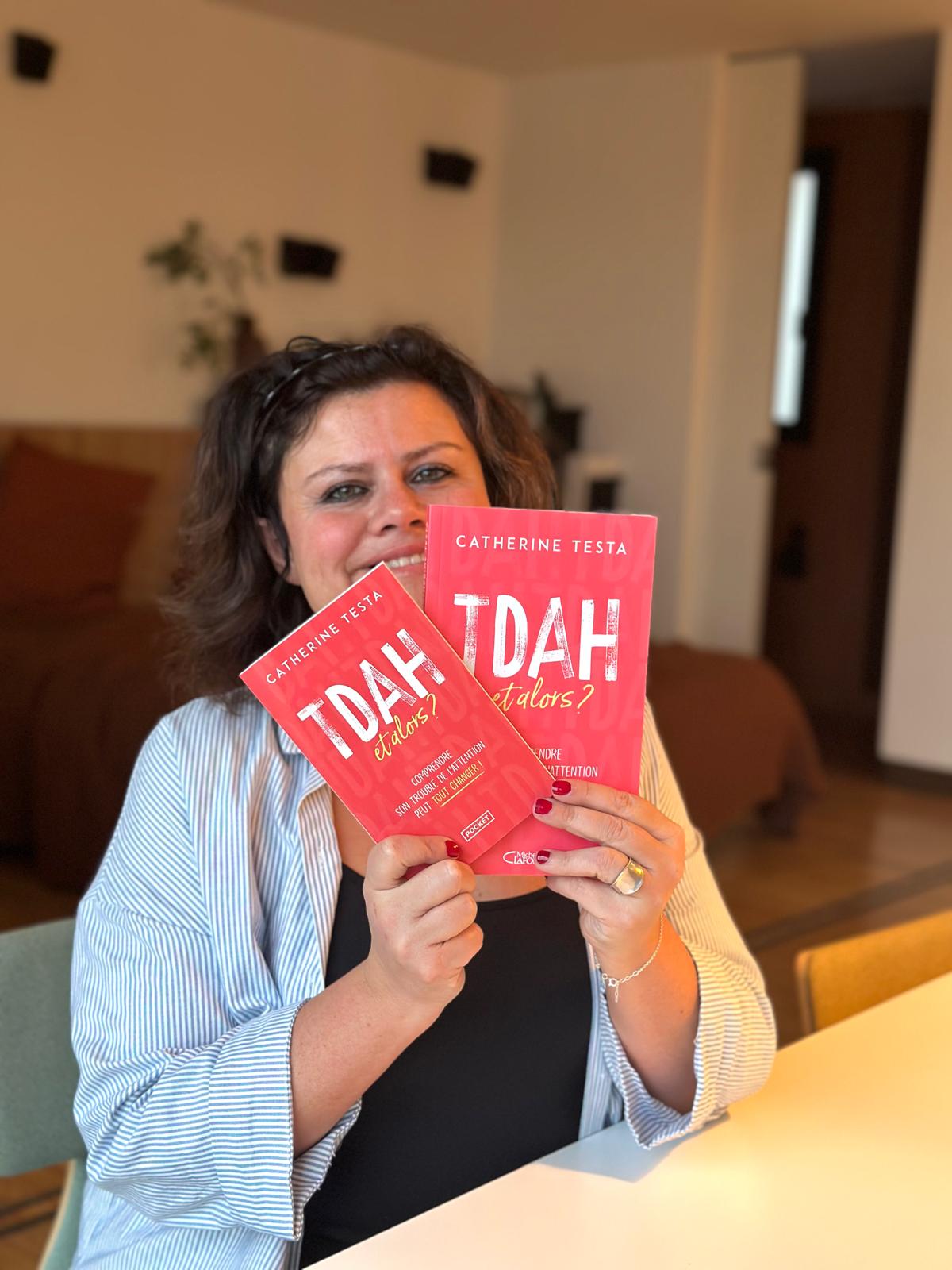Catherine Testa avec les deux formats du livre TDAH et alors ?